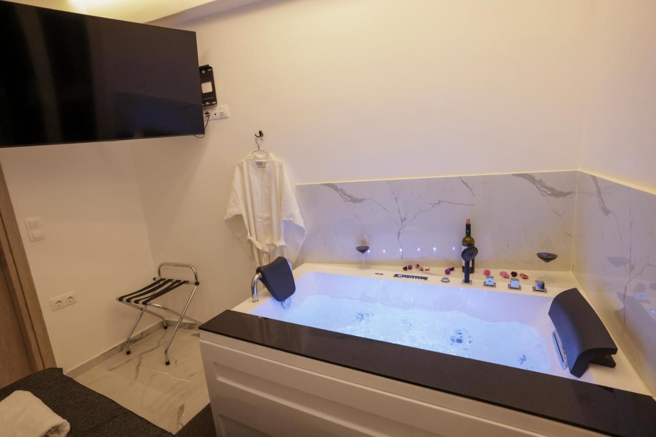 Zeos Finest Jacuzzi Suite Atene Esterno foto