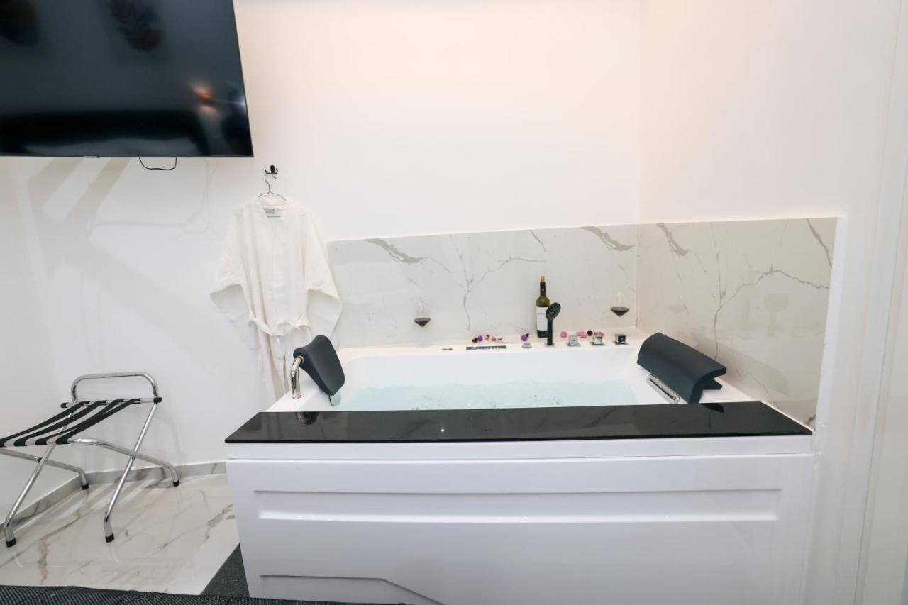 Zeos Finest Jacuzzi Suite Atene Esterno foto